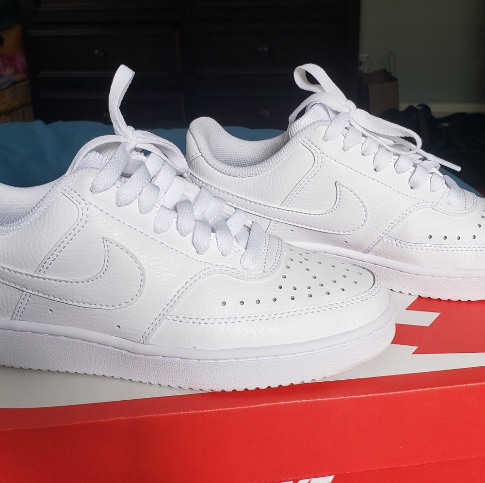 women's Nike white 5.5 shoe